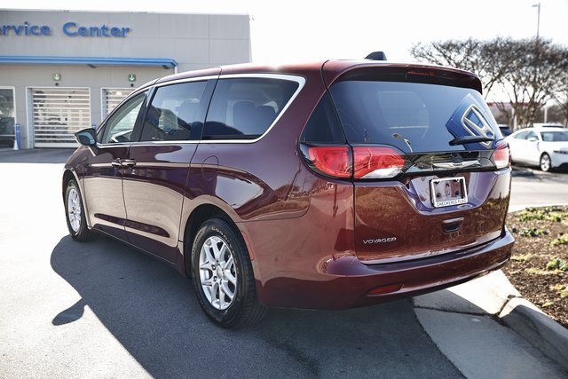 Used 2022 Chrysler Voyager LX image 4