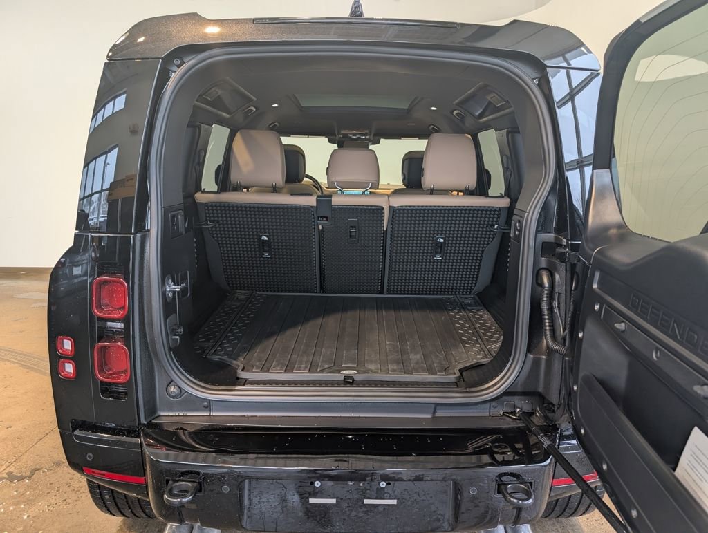 Used 2025 Land Rover Defender 110 X-Dynamic SE image 5
