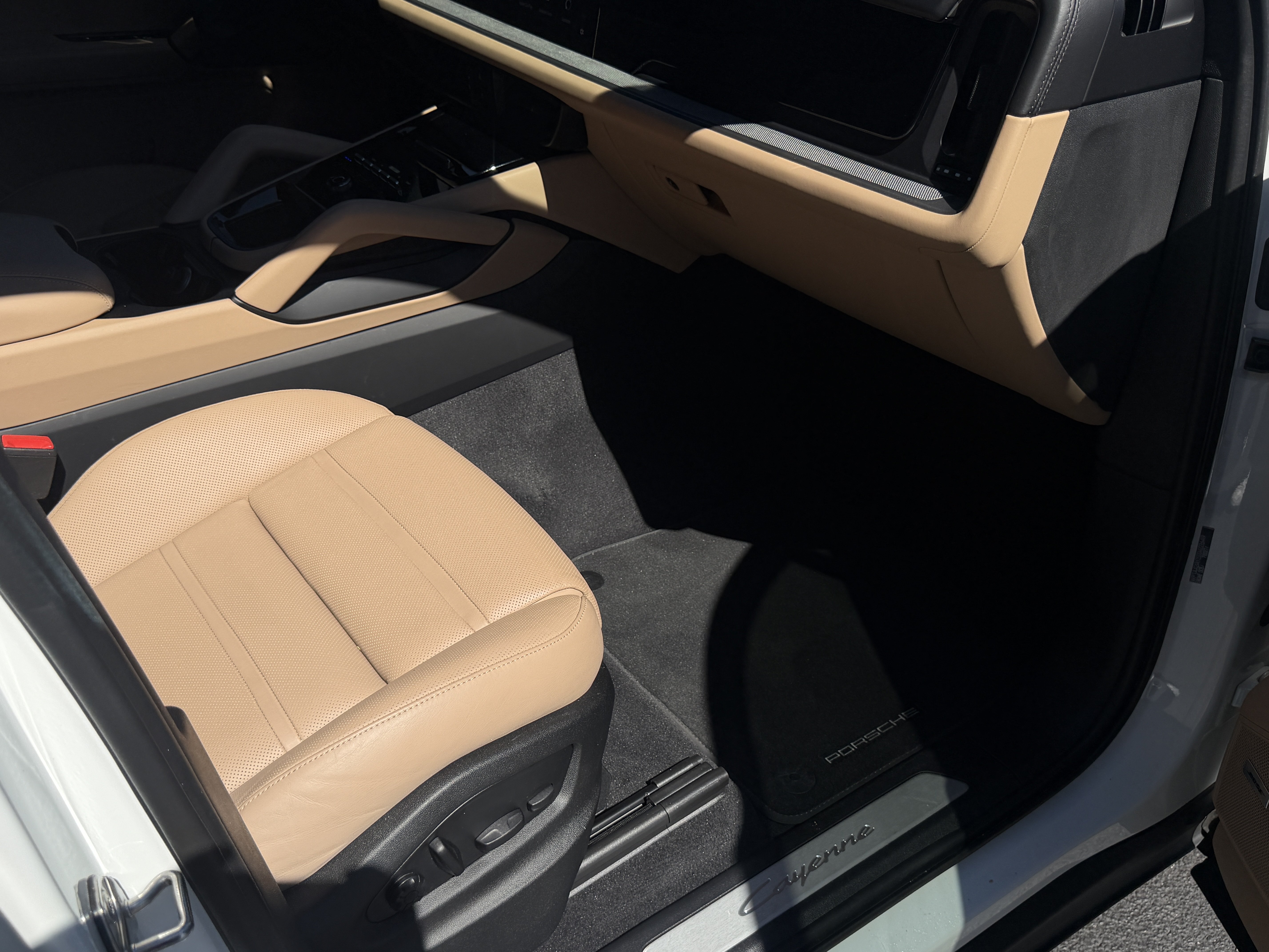 Certified 2025 Porsche Cayenne AWD/4WD image 19
