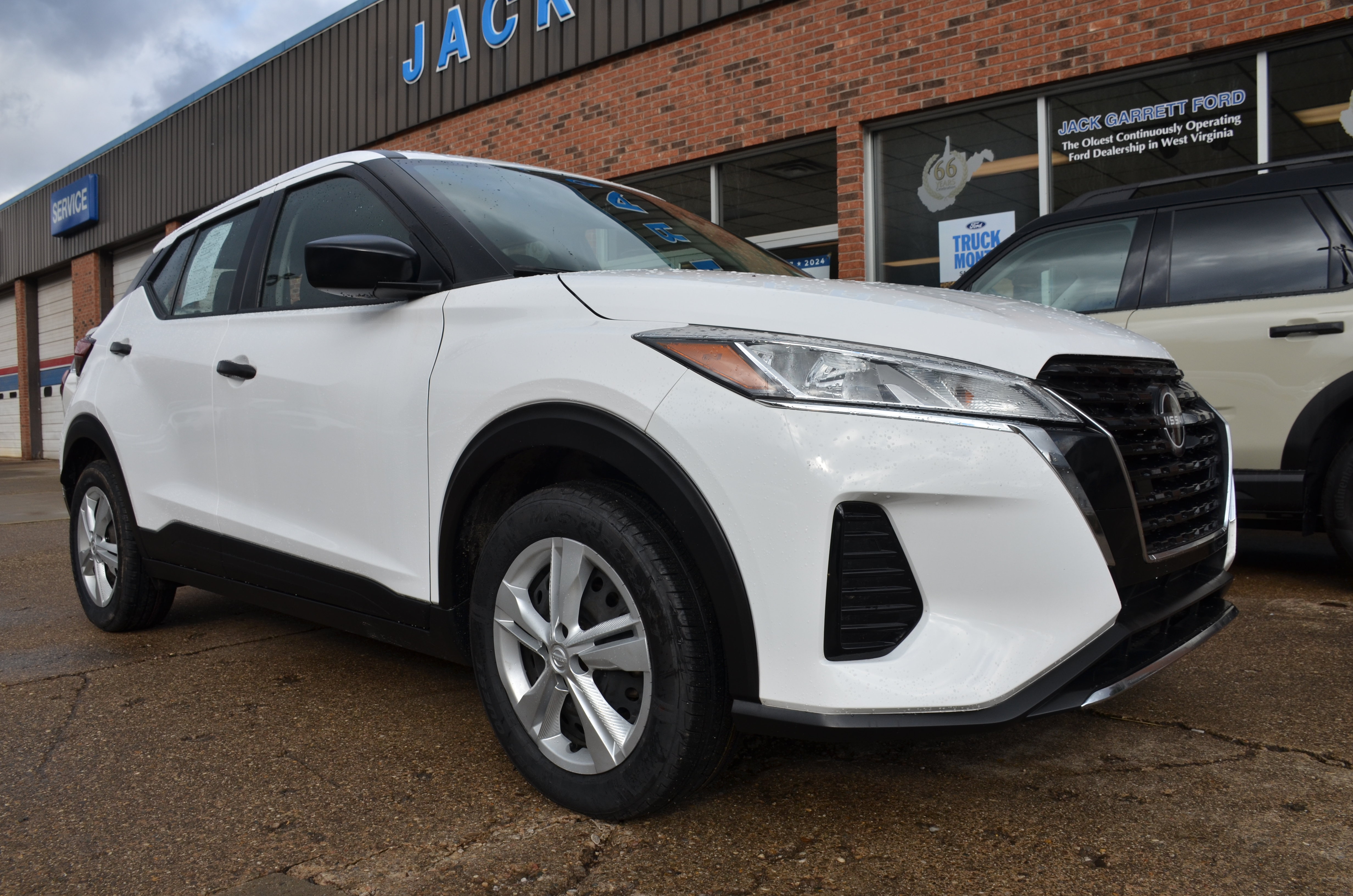 Used 2022 Nissan Kicks S FWD image 1
