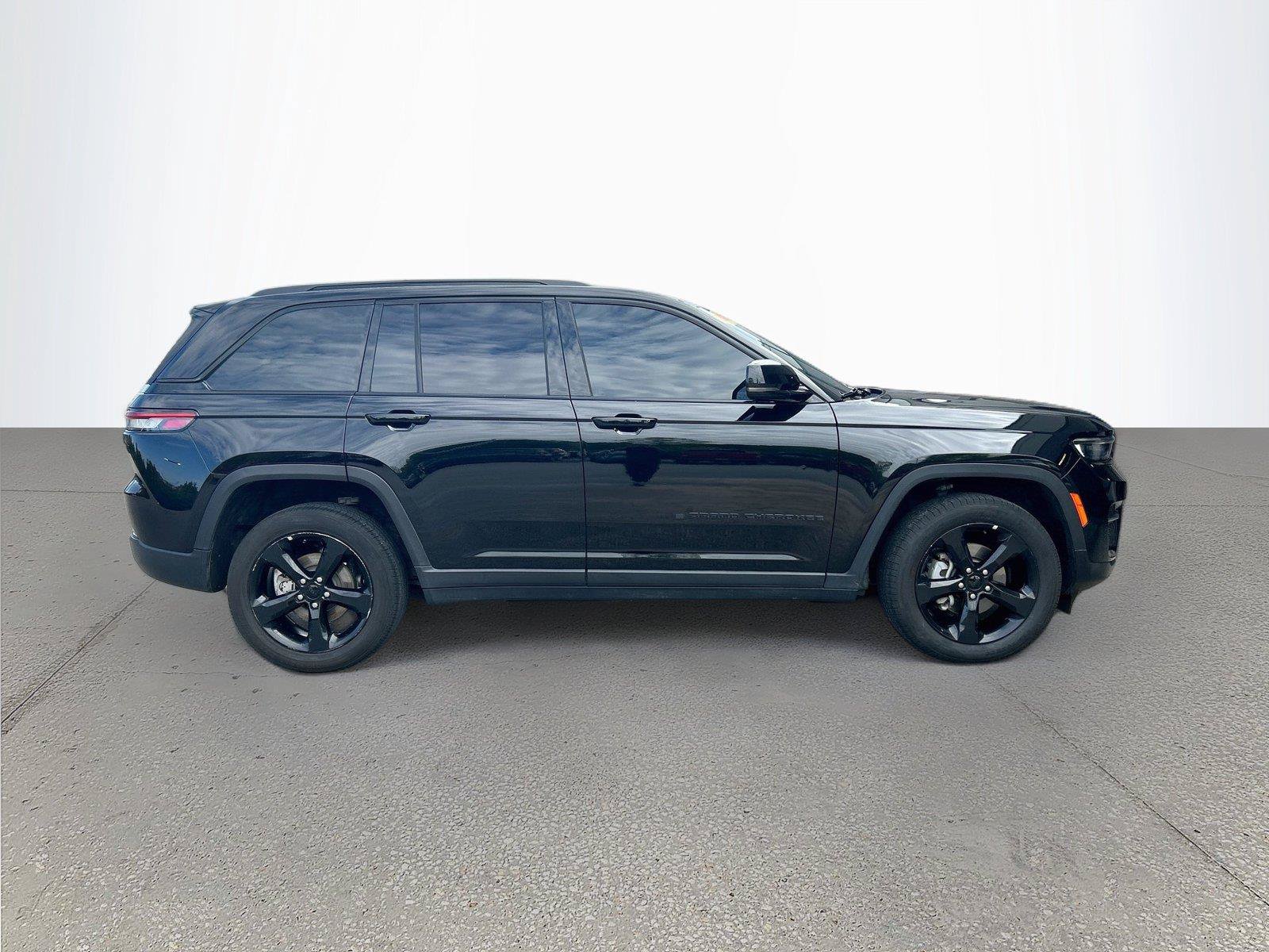 Used 2023 Jeep Grand Cherokee Altitude AWD/4WD image 3