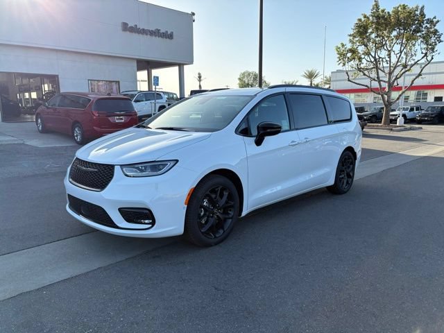 New 2026 Chrysler Pacifica Limited w/ Uconnect Theater Family Group FWD image 3