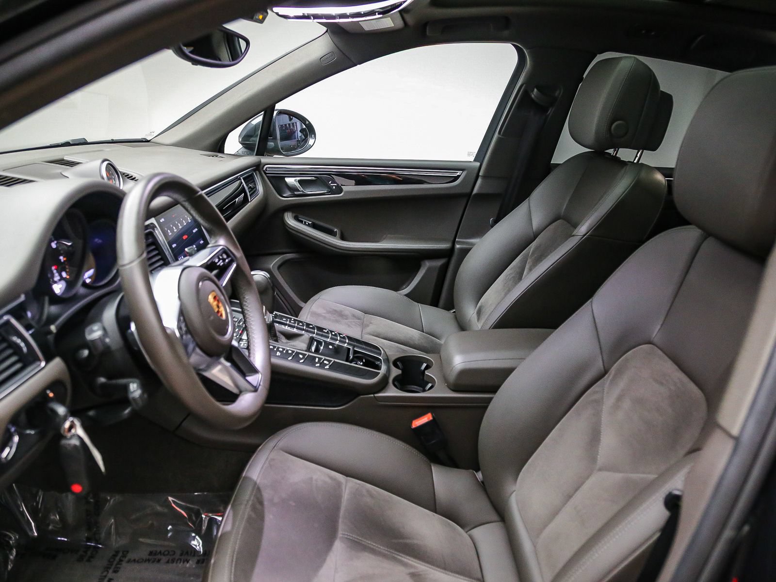 Certified 2017 Porsche Macan AWD/4WD image 22