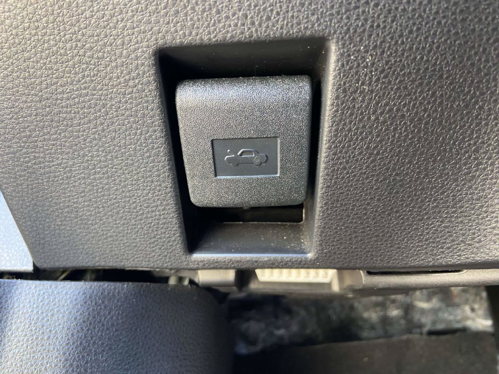 Used 2025 Toyota Corolla LE w/ Convenience Package FWD image 27