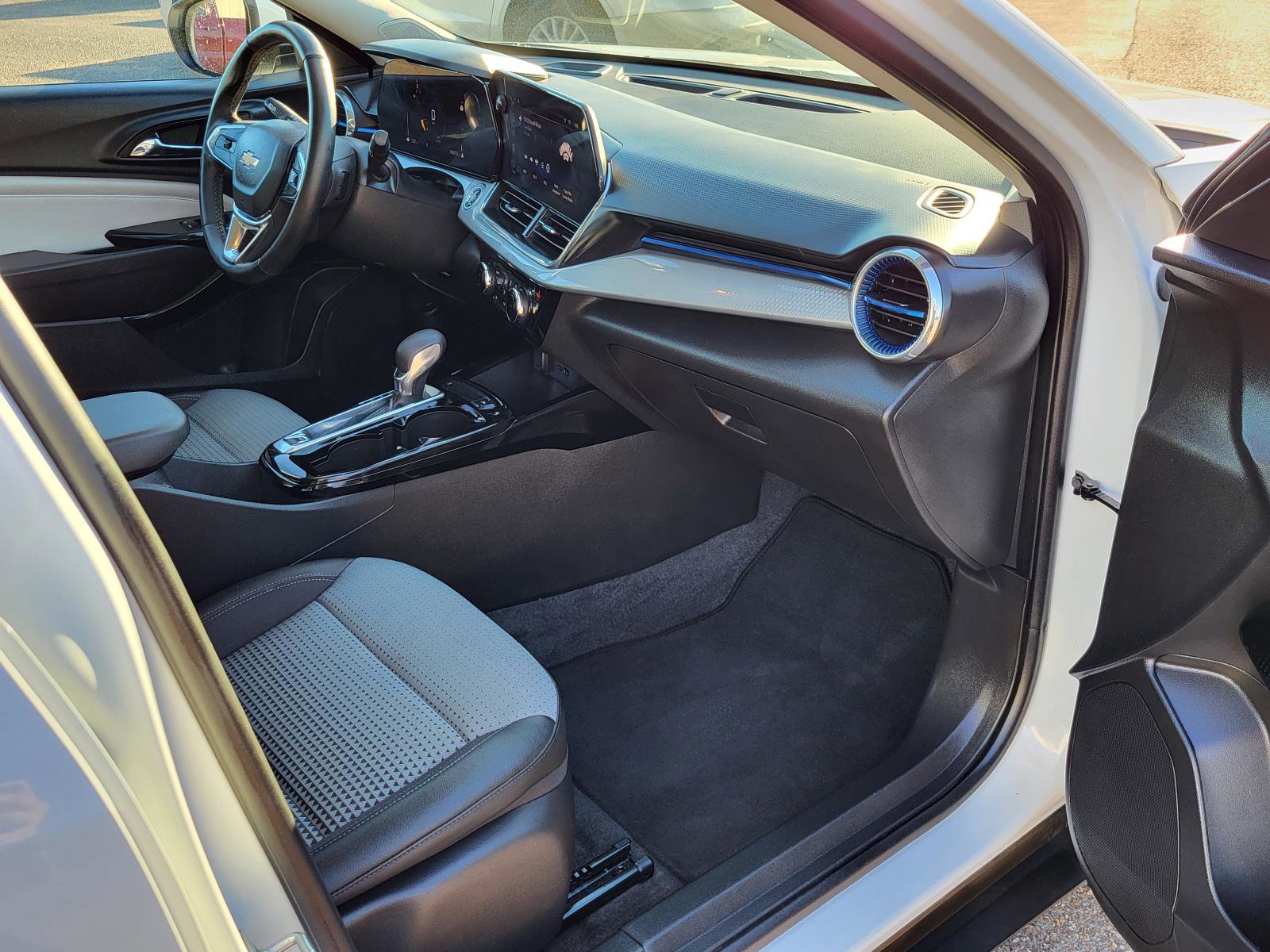 Used 2025 Chevrolet Trax LT w/ LT Convenience Package image 9