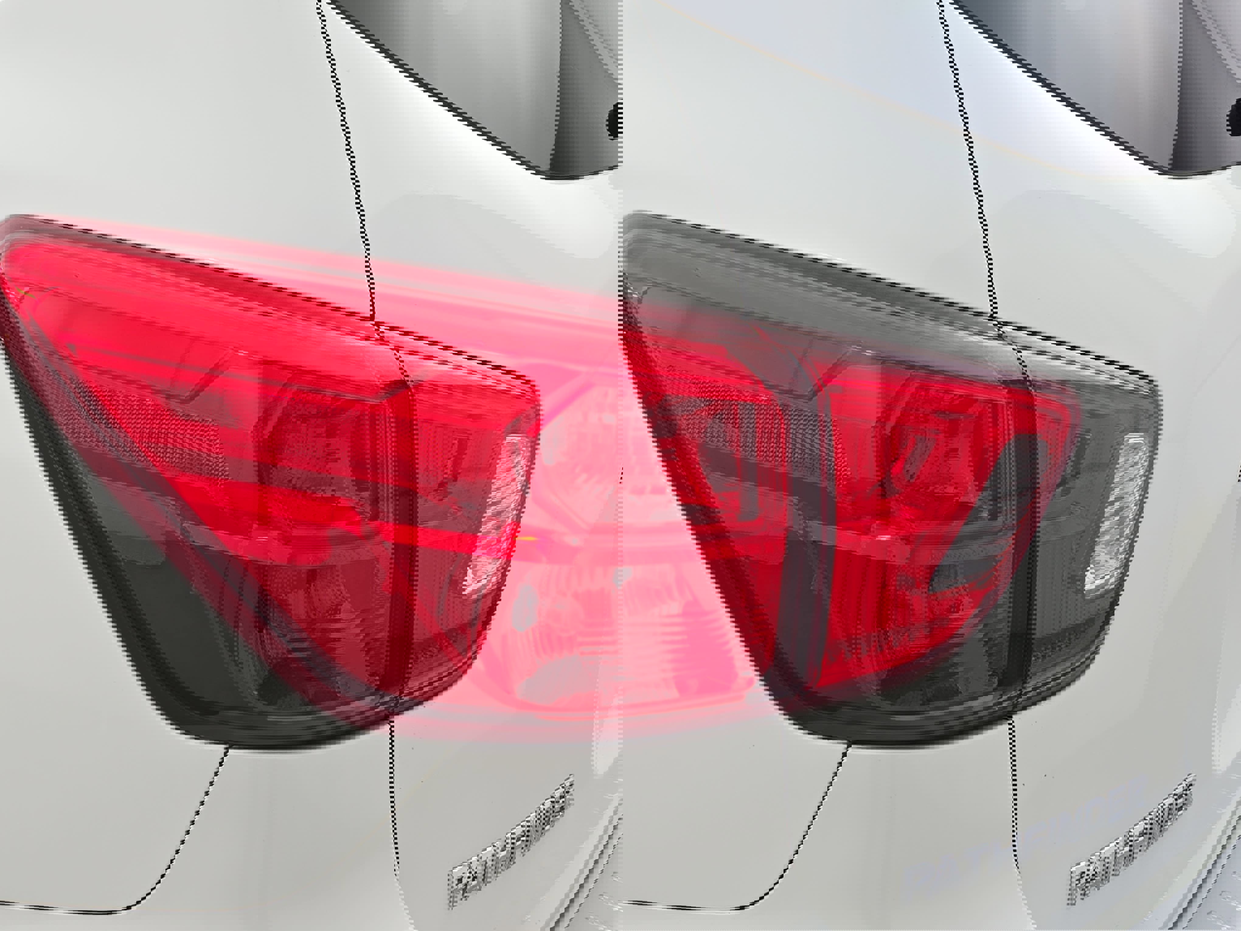 Used 2020 Nissan Pathfinder Platinum image 37