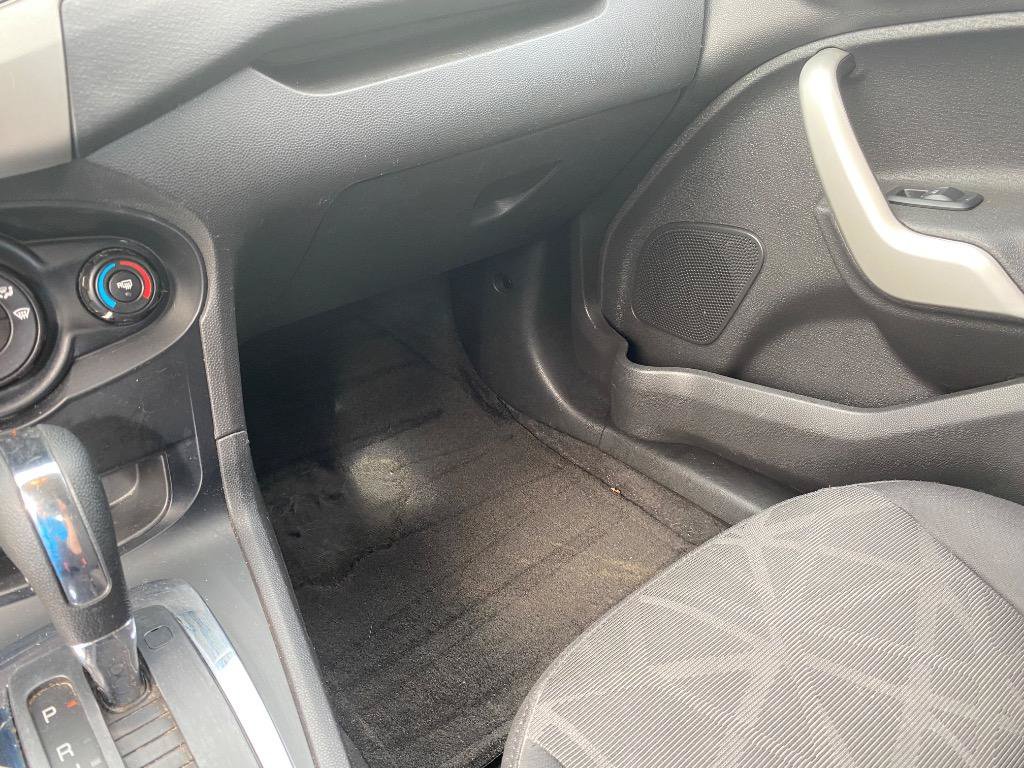 Used 2013 Ford Fiesta SE FWD image 30
