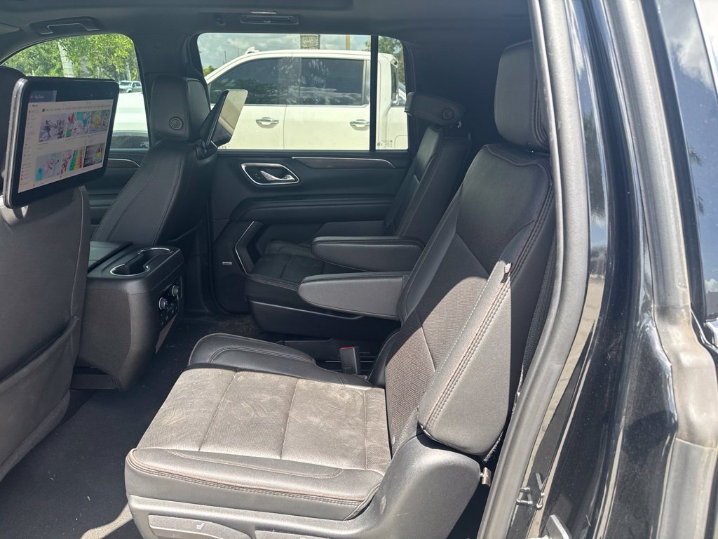 Used 2023 Chevrolet Suburban High Country RWD image 3