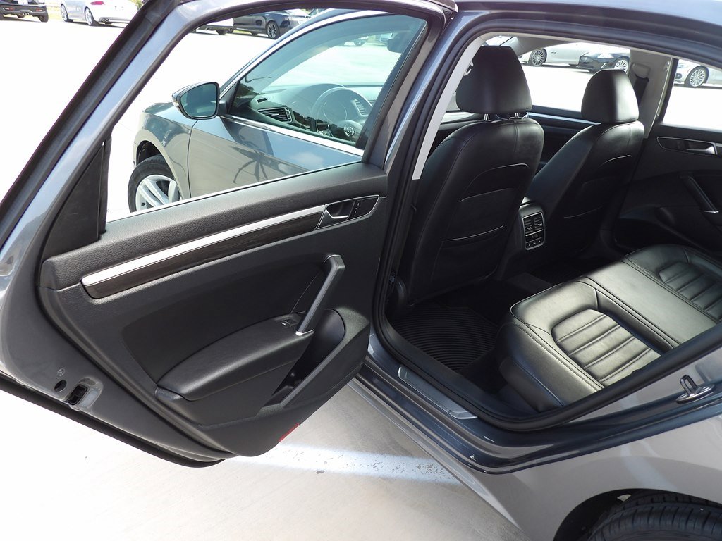 Used 2017 Volkswagen Passat 1.8T SEL Premium image 25