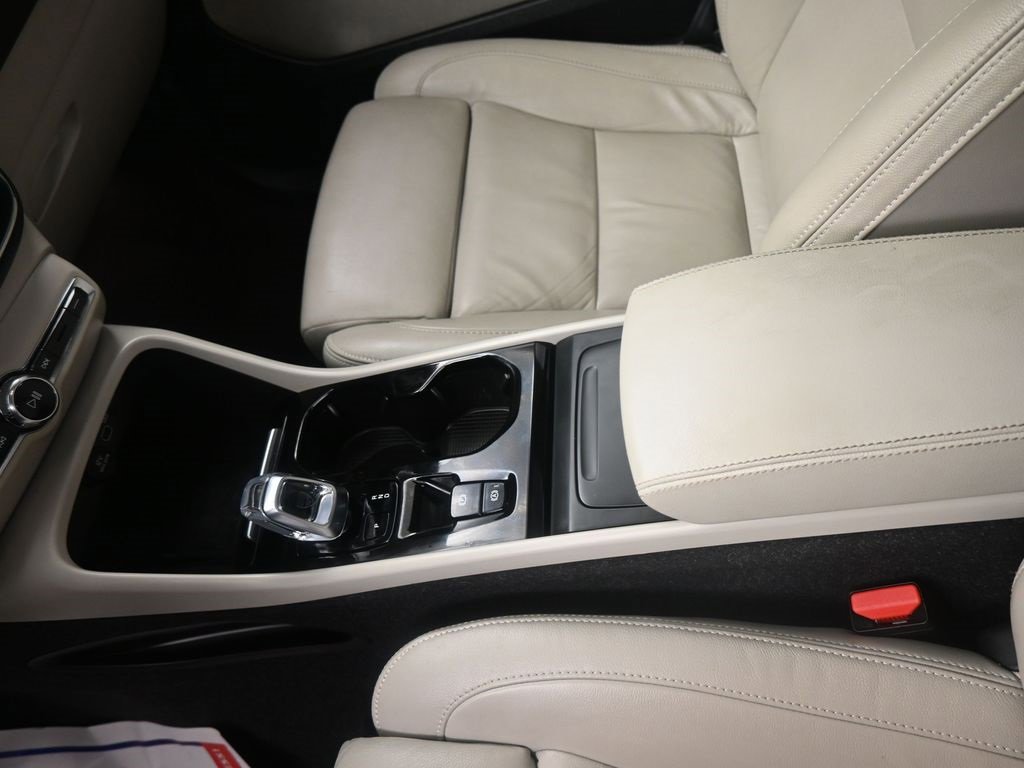 Used 2023 Volvo XC40 B5 Plus w/ Protection Package Premier image 13