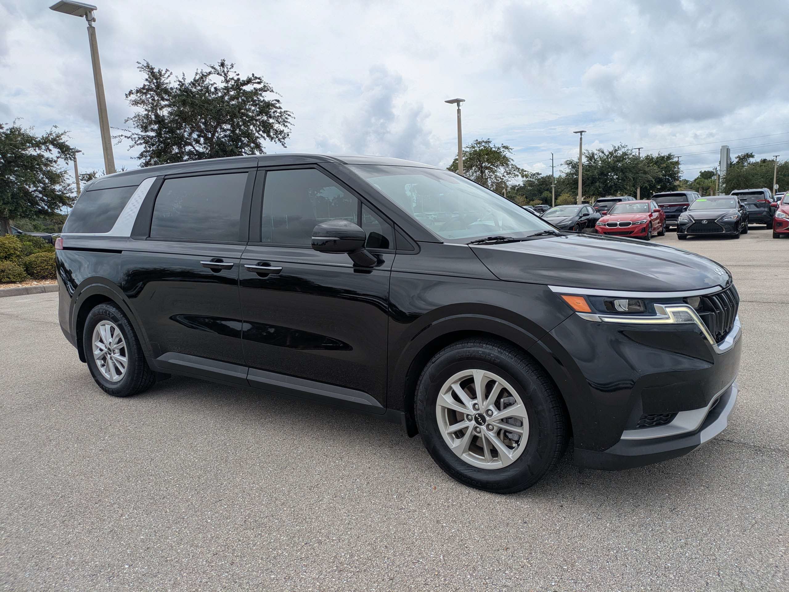 Certified 2022 Kia Carnival LX FWD image 2