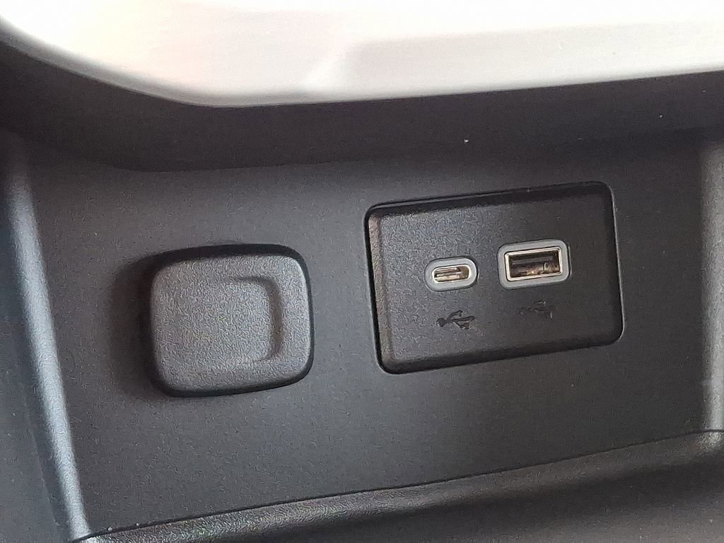 Used 2023 GMC Acadia SLE image 25