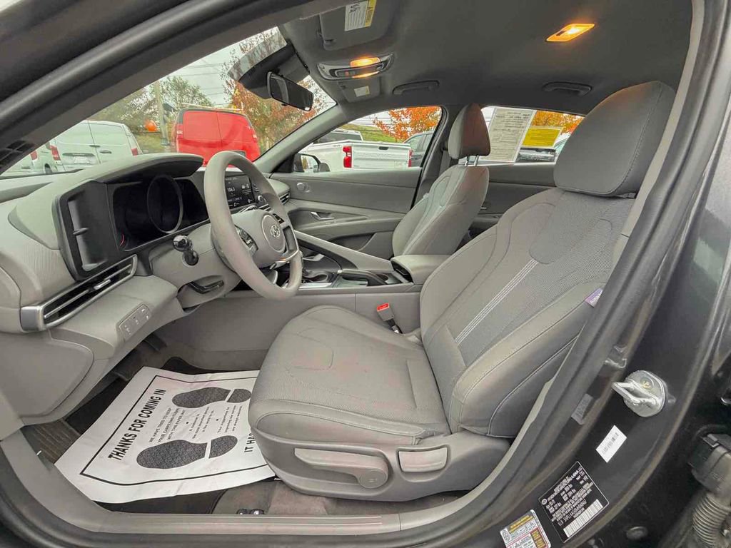 Used 2021 Hyundai Elantra SE image 12