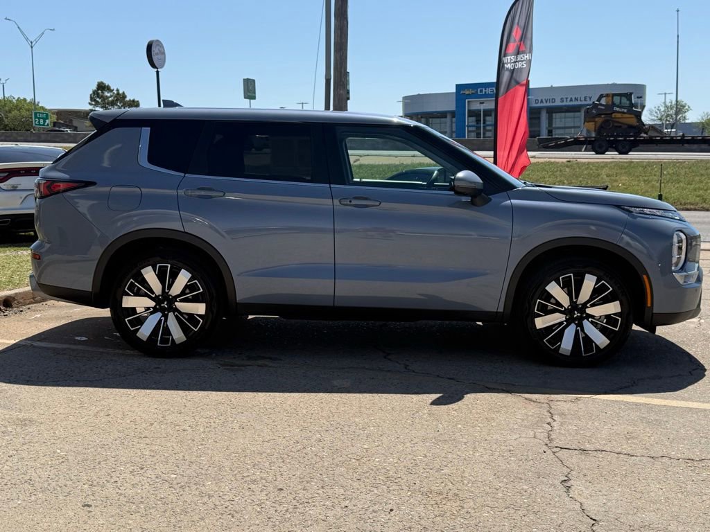 Used 2025 Mitsubishi Outlander SE image 9
