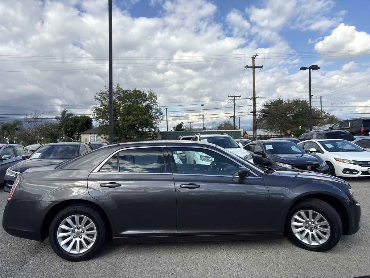 Used 2014 Chrysler 300 image 4