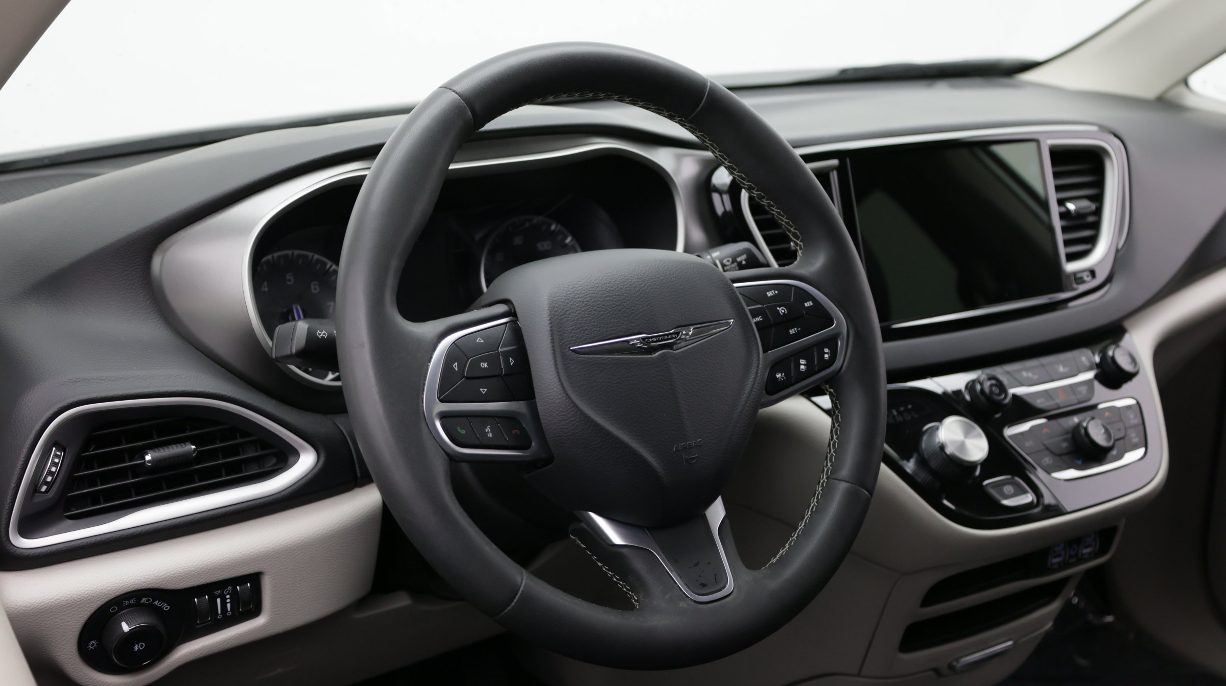 Used 2023 Chrysler Pacifica Touring-L FWD image 10