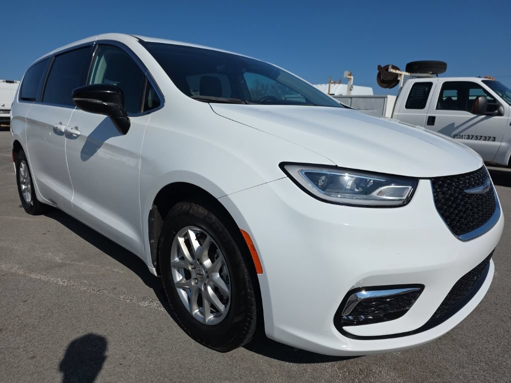Used 2024 Chrysler Pacifica Touring-L FWD image 3