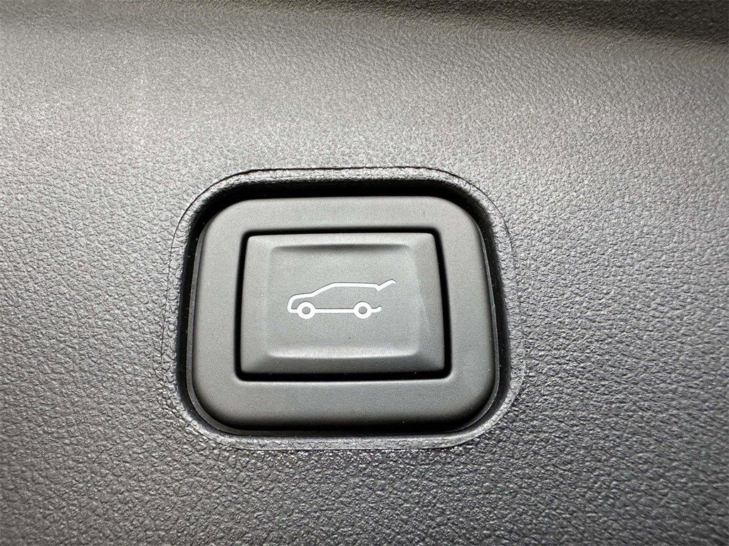 Certified 2024 Cadillac Lyriq Luxury image 11