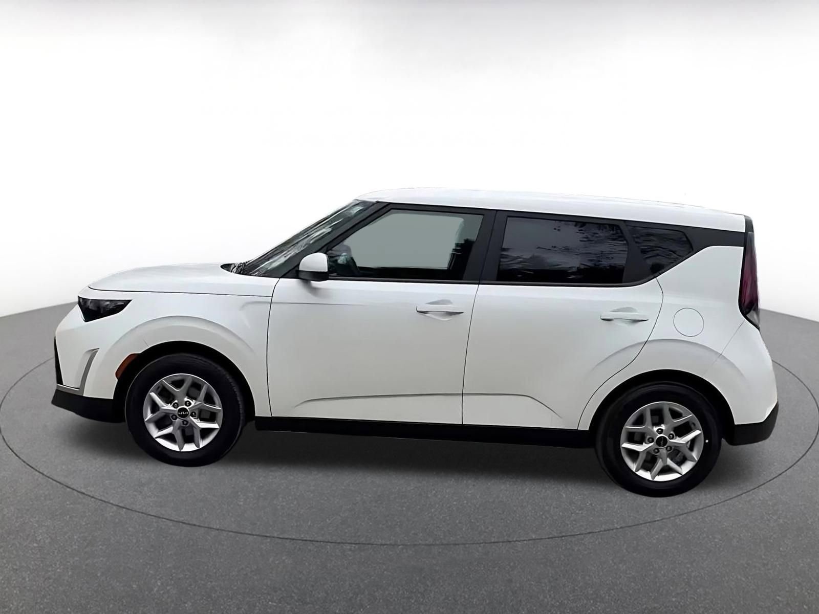 Used 2025 Kia Soul LX w/ LX Technology Package FWD image 9