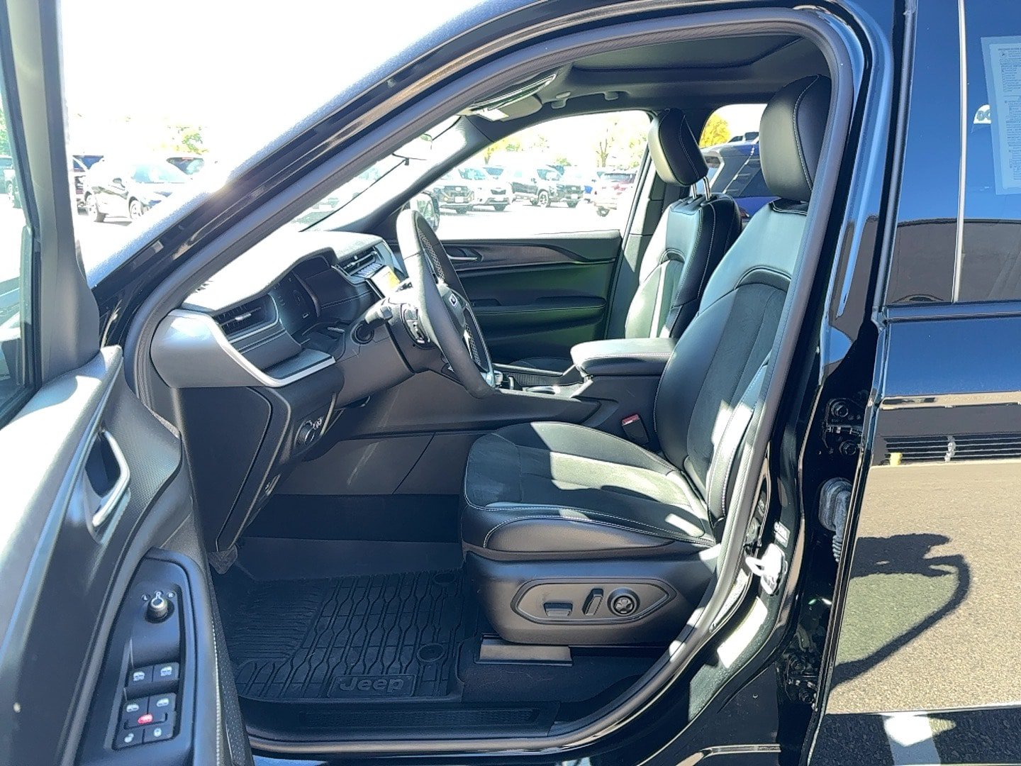 Used 2025 Jeep Grand Cherokee Altitude AWD/4WD image 15