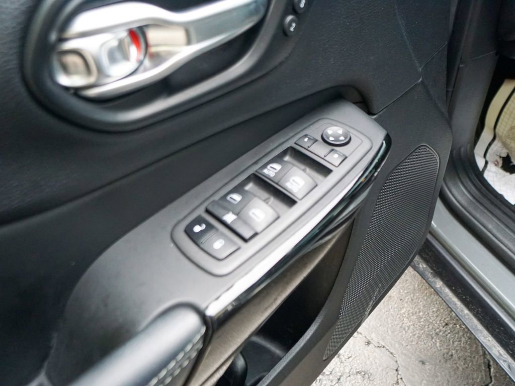 Used 2023 Jeep Cherokee Altitude Lux w/ Lux Elite Package image 18