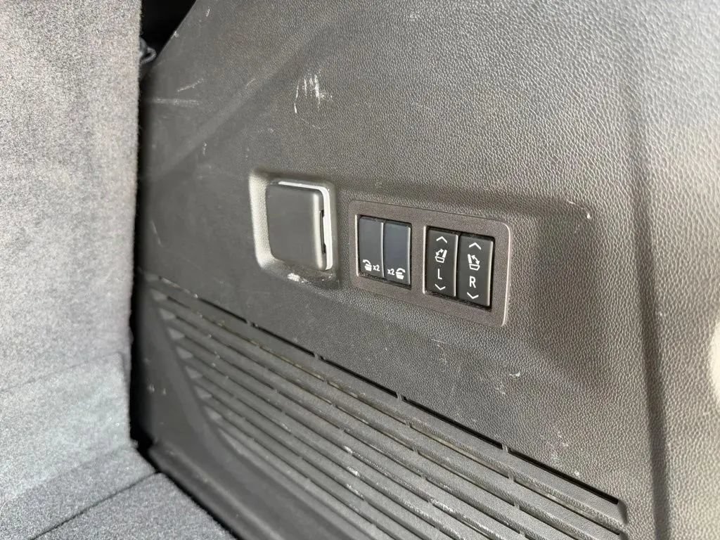 Used 2024 Chevrolet Tahoe Z71 w/ Luxury Package AWD/4WD image 33