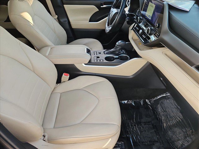 Used 2023 Toyota Highlander XLE w/ Protection Package #3 (TMS) AWD/4WD image 28
