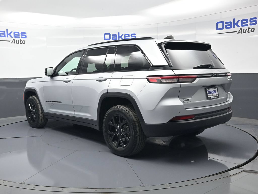 Used 2024 Jeep Grand Cherokee Altitude RWD image 5