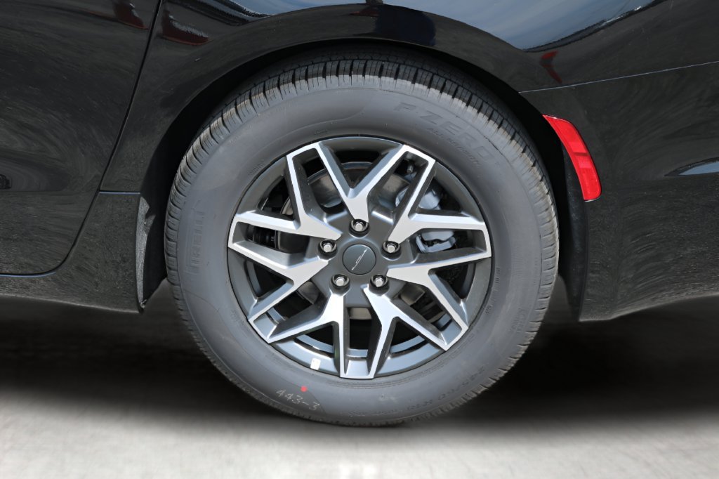 New 2027 Chrysler Pacifica Limited FWD image 9