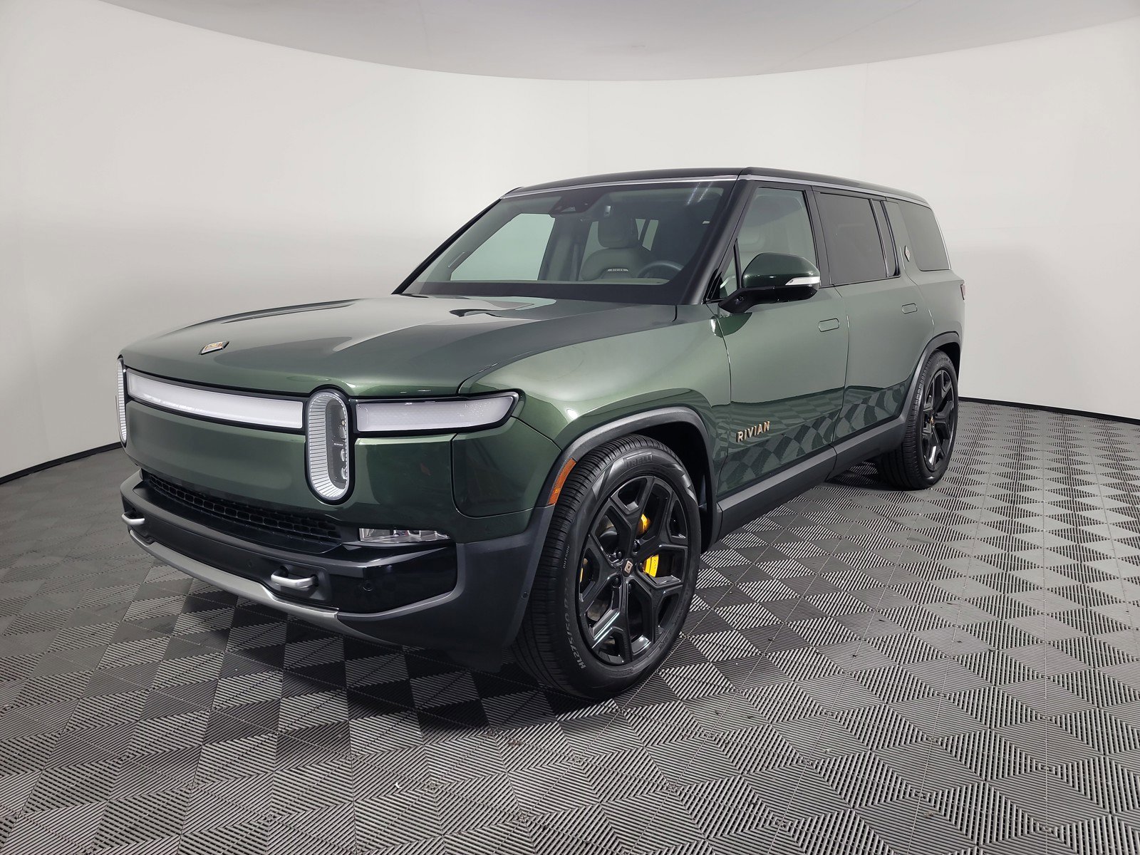 Used 2024 Rivian R1S Adventure image 1