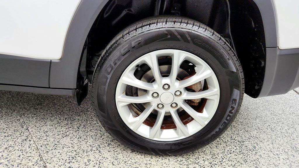 Used 2019 Jeep Cherokee Latitude w/ Cold Weather Group FWD image 9
