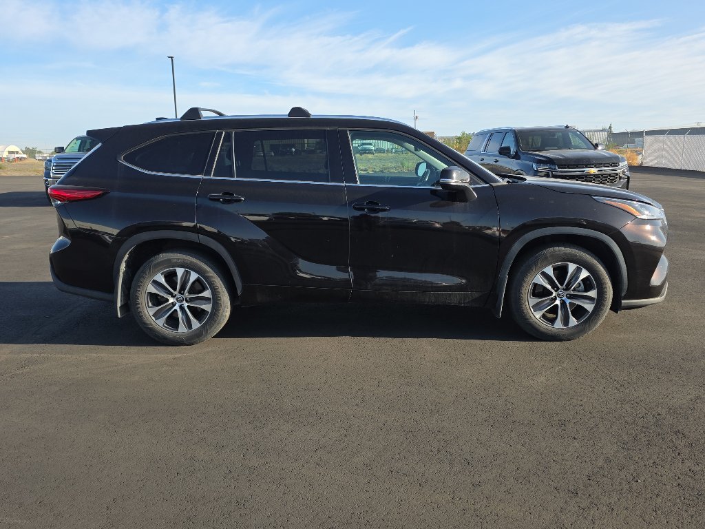 Certified 2021 Toyota Highlander XLE AWD/4WD image 9