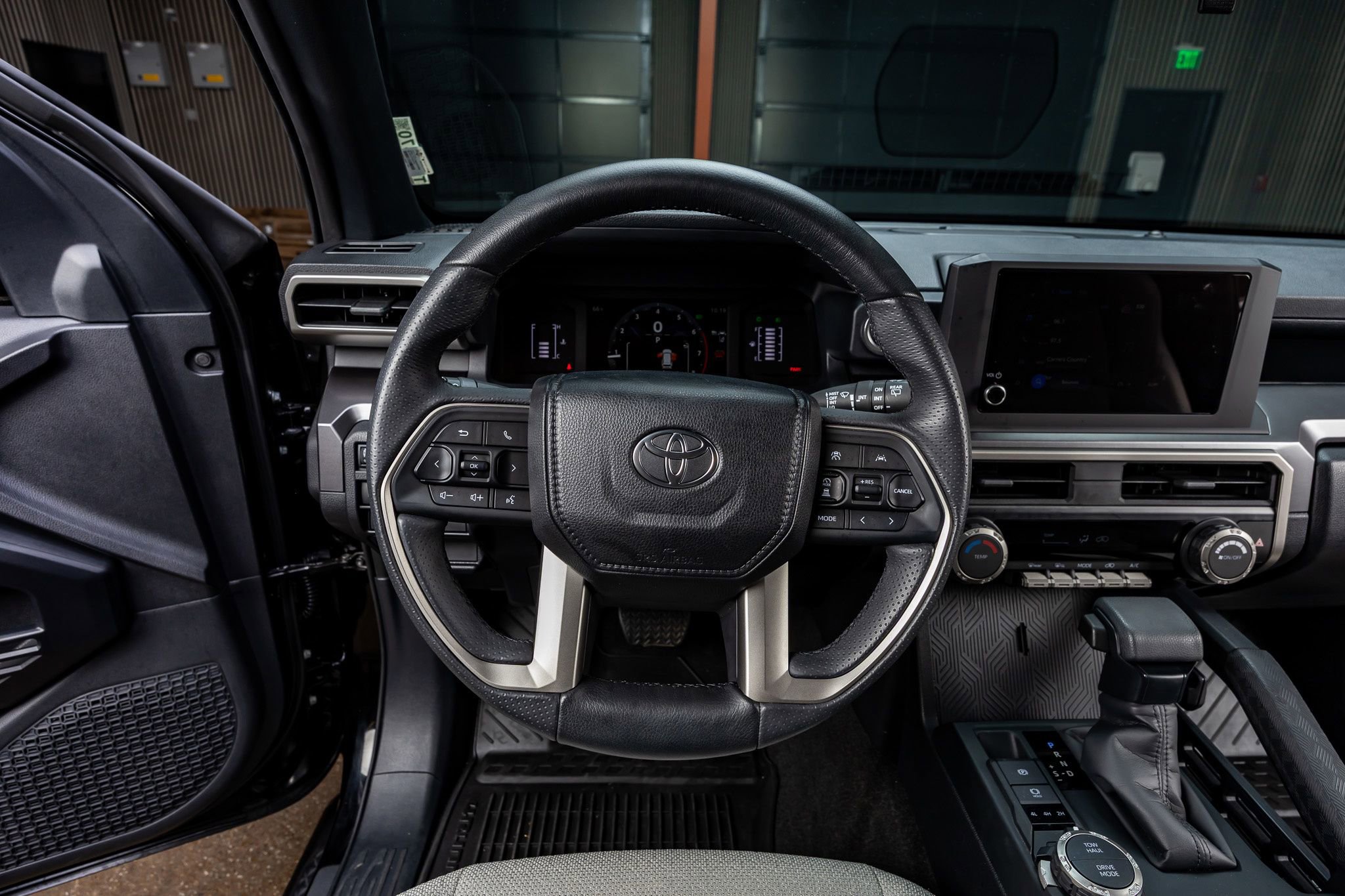 Used 2025 Toyota 4Runner SR5 AWD/4WD image 15