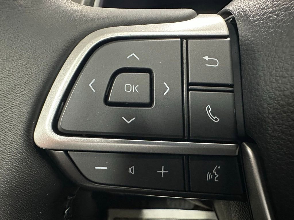 Used 2025 Toyota Highlander XLE image 19