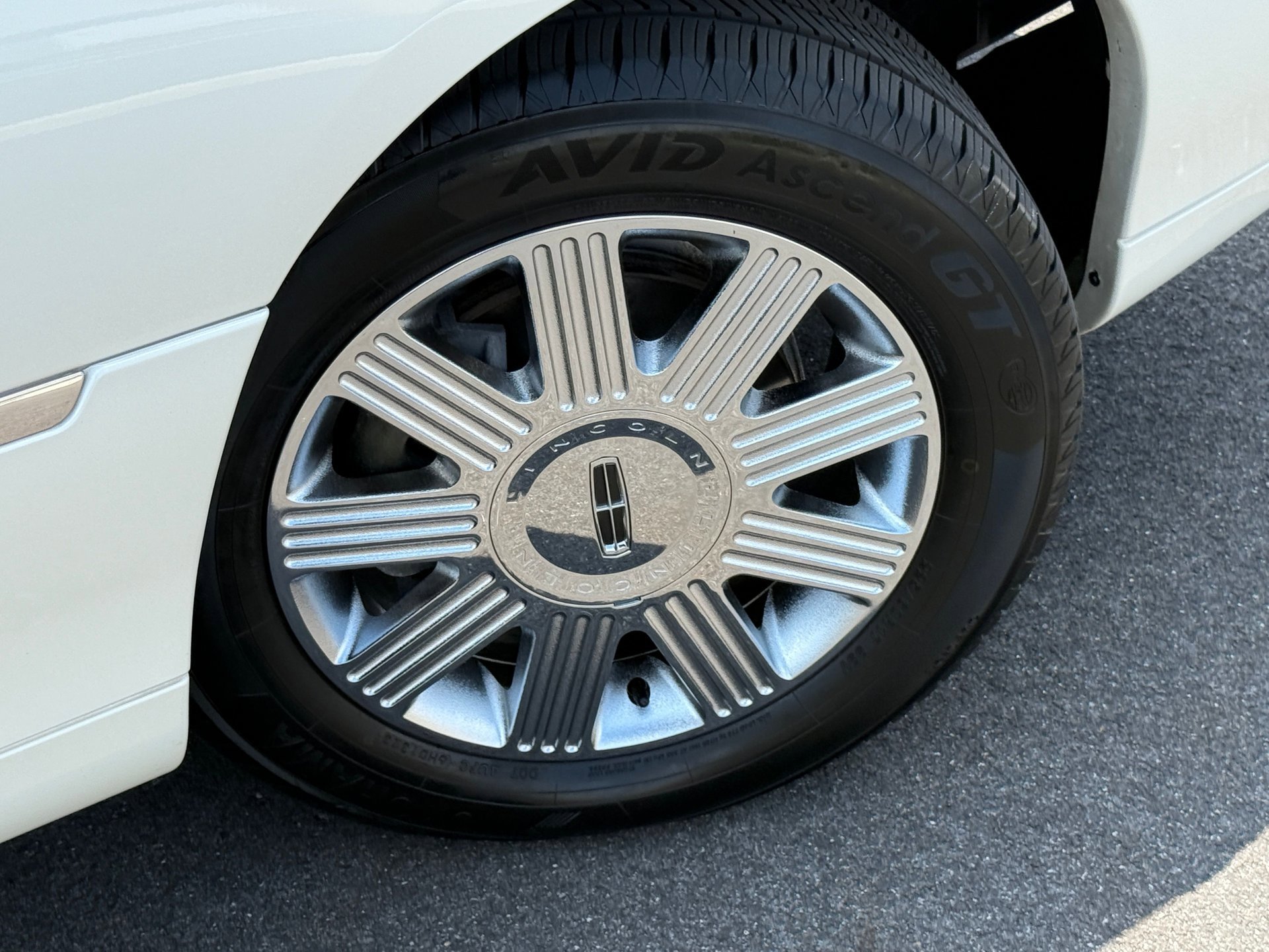 Used 2005 Lincoln Town Car Signature image 11