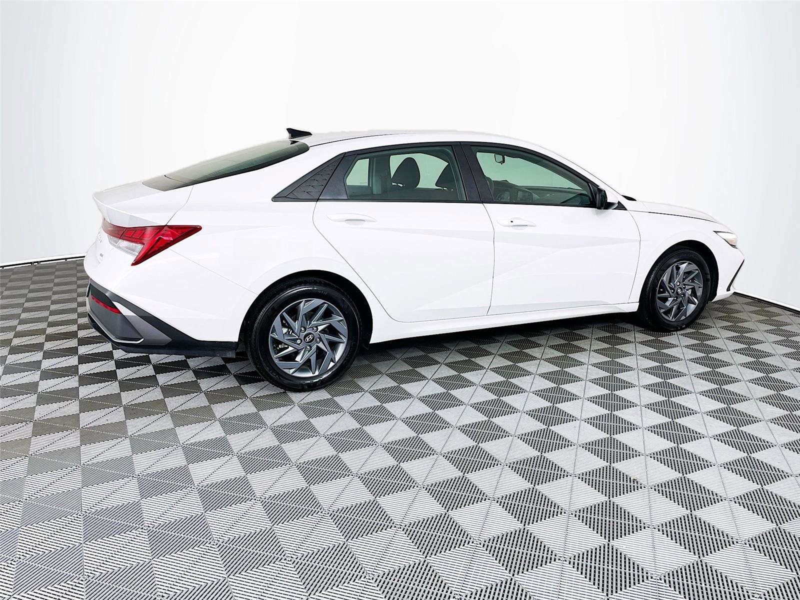 Certified 2025 Hyundai Elantra Blue FWD image 9