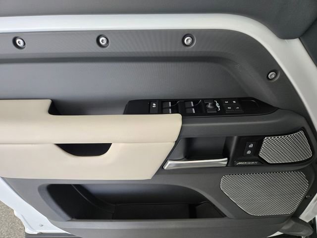 Used 2024 Land Rover Defender 130 X-Dynamic SE image 21