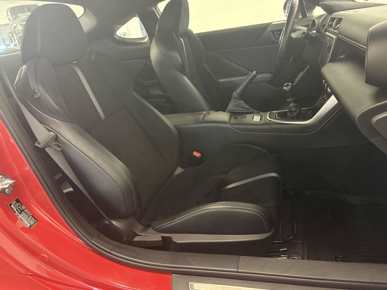 Used 2022 Toyota GR86 Premium w/ ALL Weather Mat Package (TMS) RWD image 34