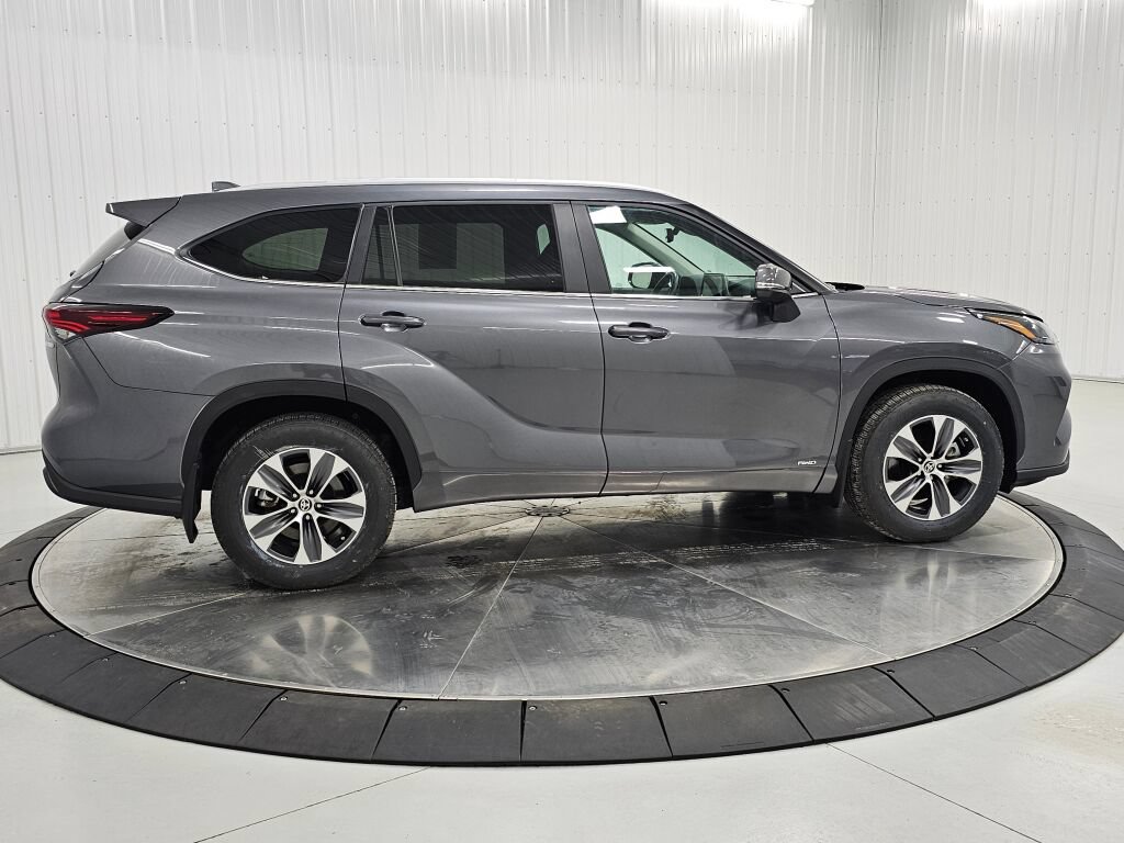 Used 2024 Toyota Highlander XLE AWD/4WD image 6