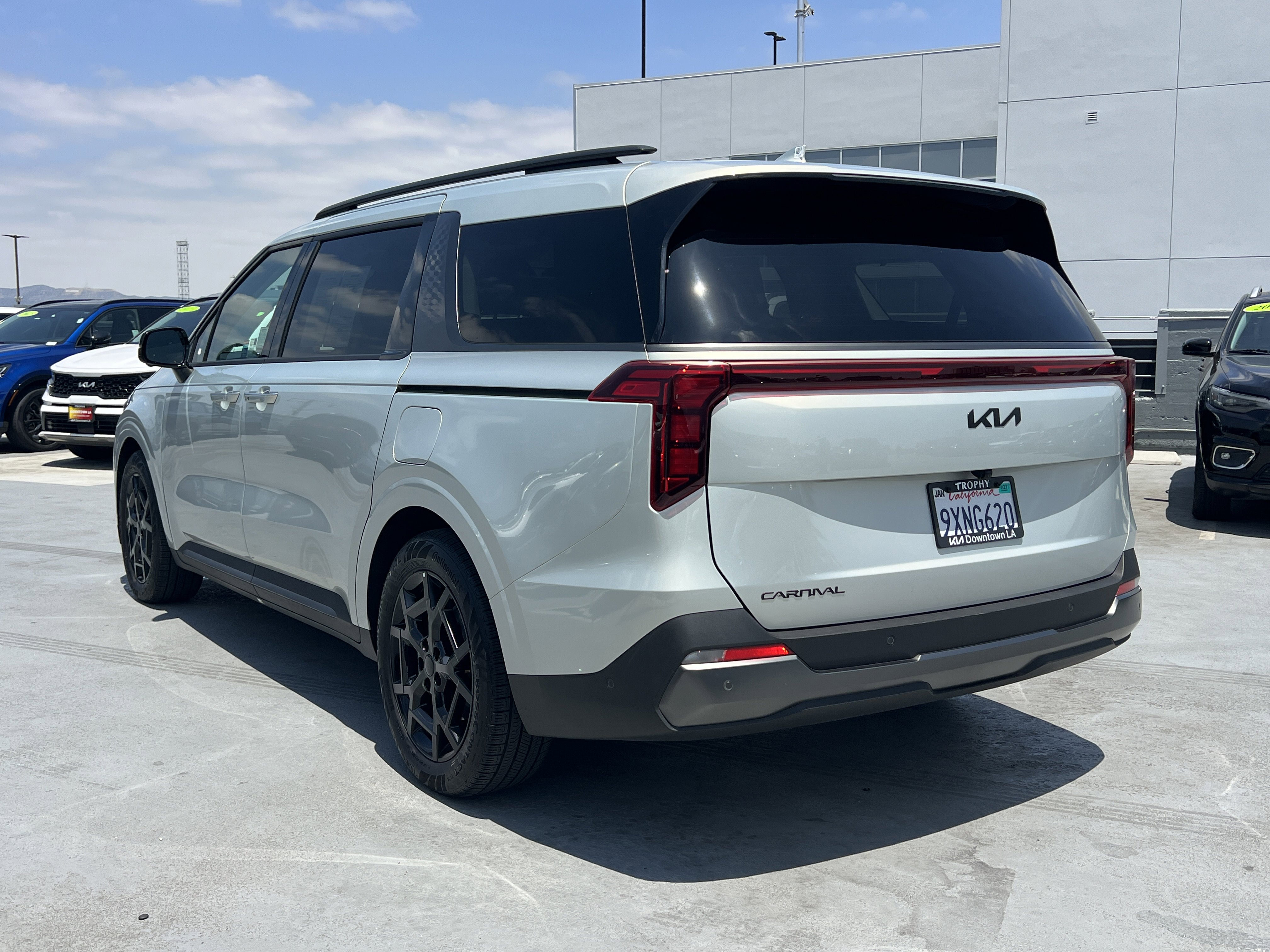 Certified 2026 Kia Carnival SX w/ SX Dark Edition Package FWD image 4