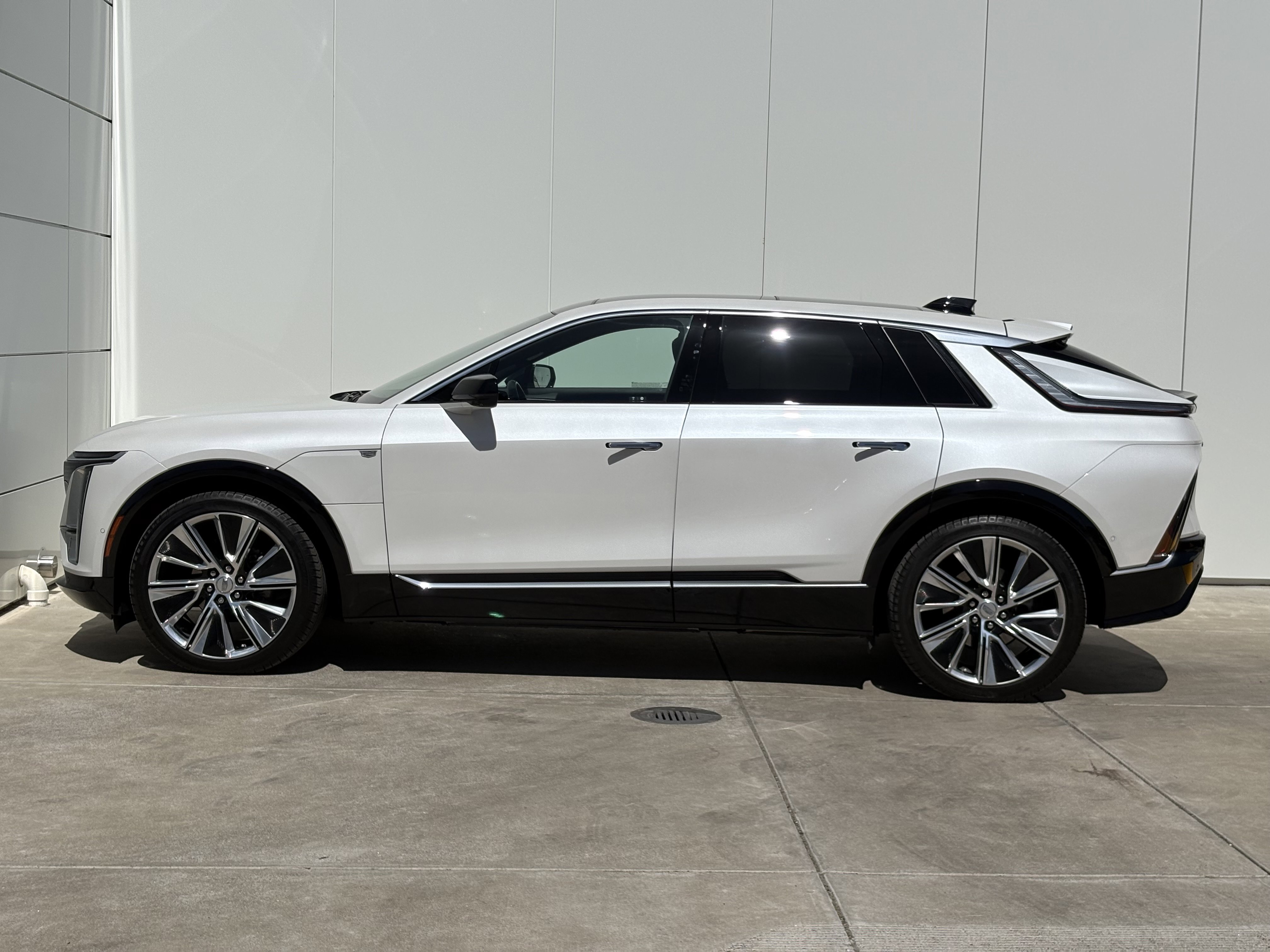 Certified 2024 Cadillac Lyriq Luxury AWD/4WD image 4