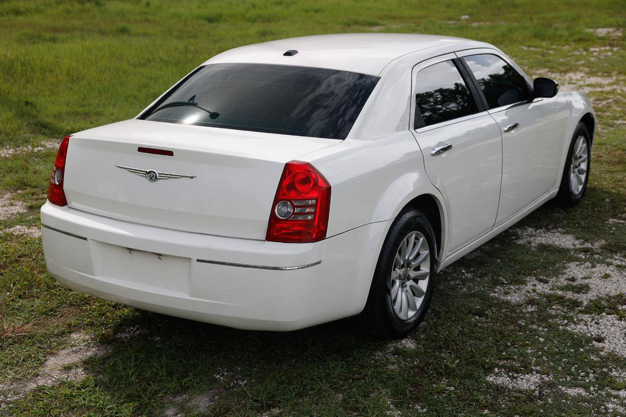 Used 2010 Chrysler 300 Touring RWD image 11