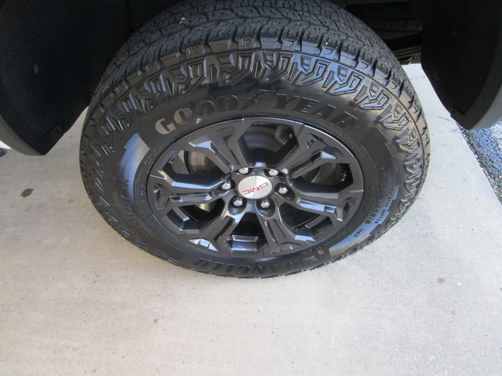 Used 2023 GMC Canyon Elevation w/ Elevation Premium Package AWD/4WD image 11