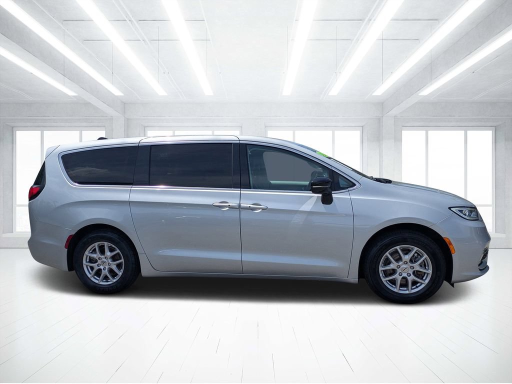 Used 2024 Chrysler Pacifica Touring-L FWD image 2