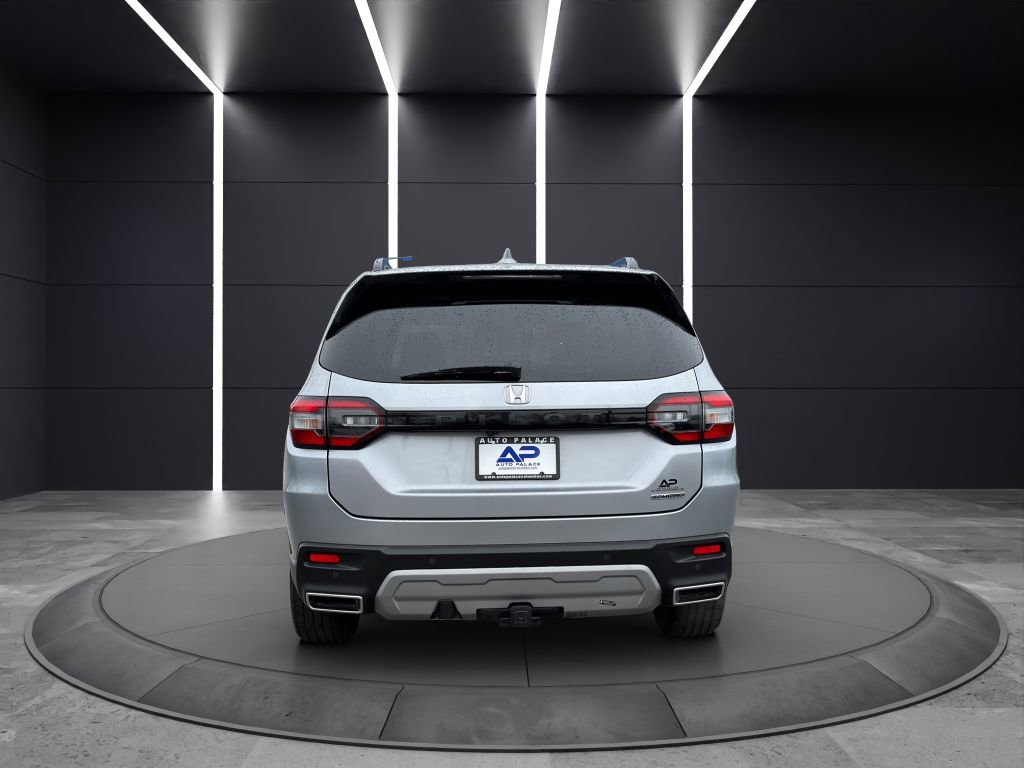 Used 2025 Honda Pilot Touring image 5