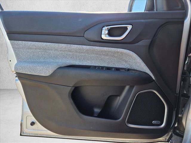 Used 2024 Jeep Compass Latitude w/ Sun and Sound Group AWD/4WD image 6