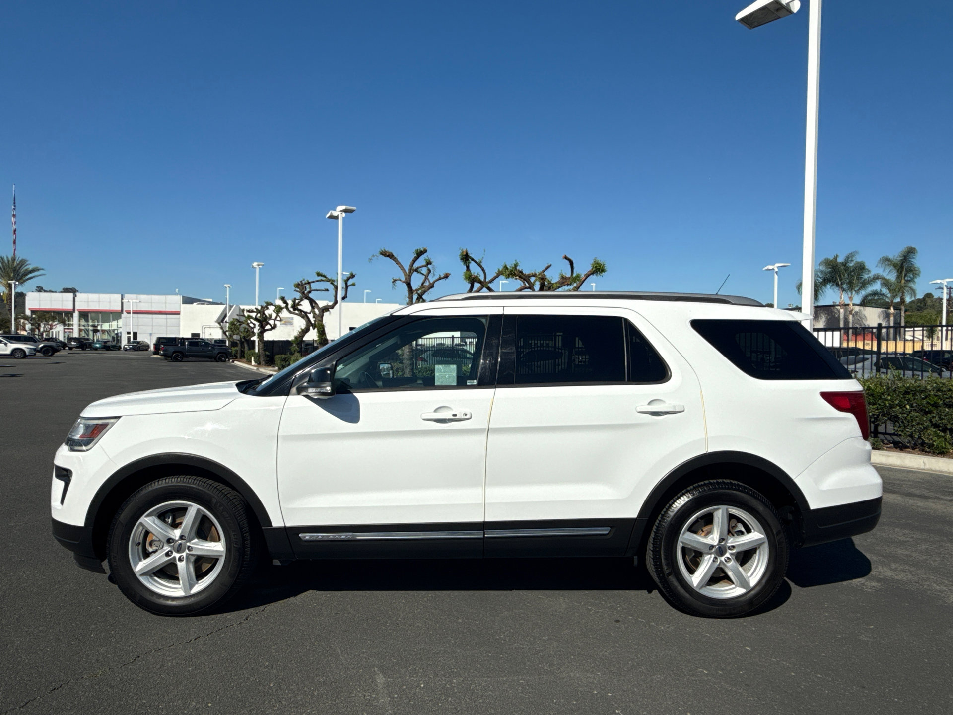 Used 2018 Ford Explorer XLT w/ Equipment Group 202A image 5
