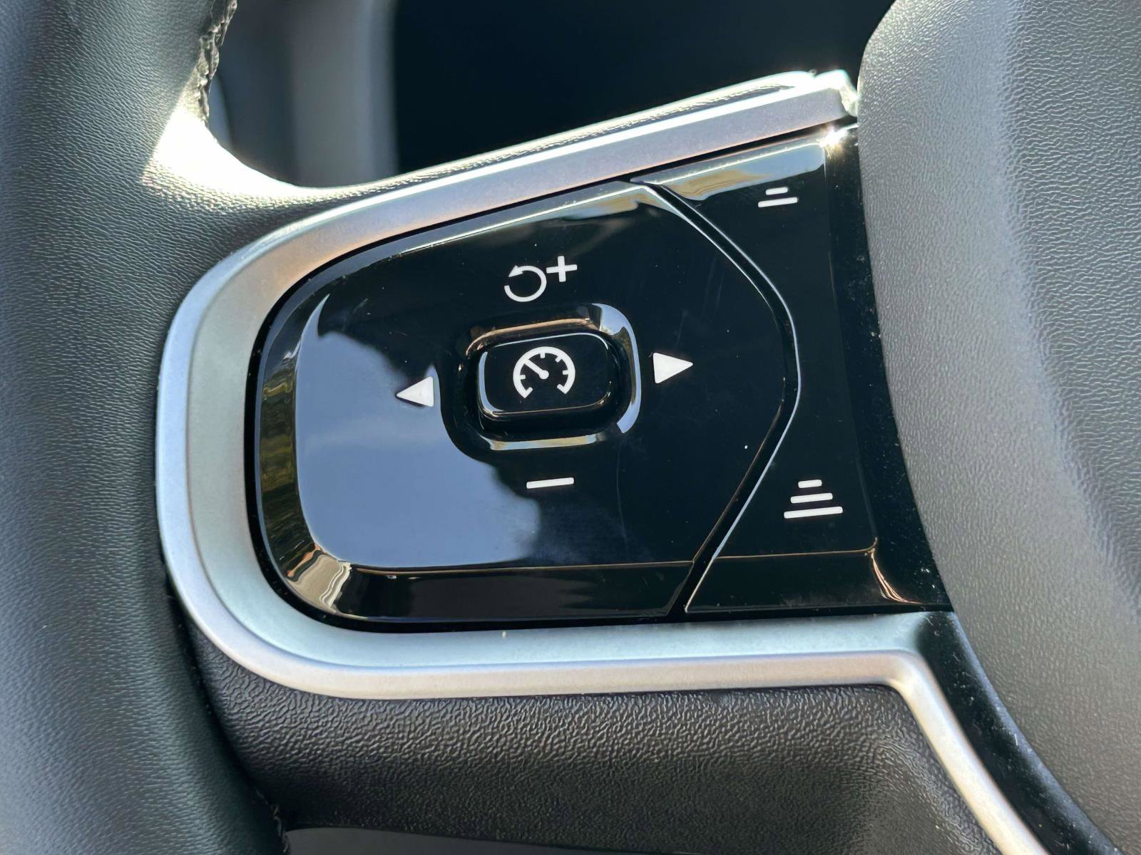 Certified 2025 Volvo V60 B5 Cross Country Plus image 25