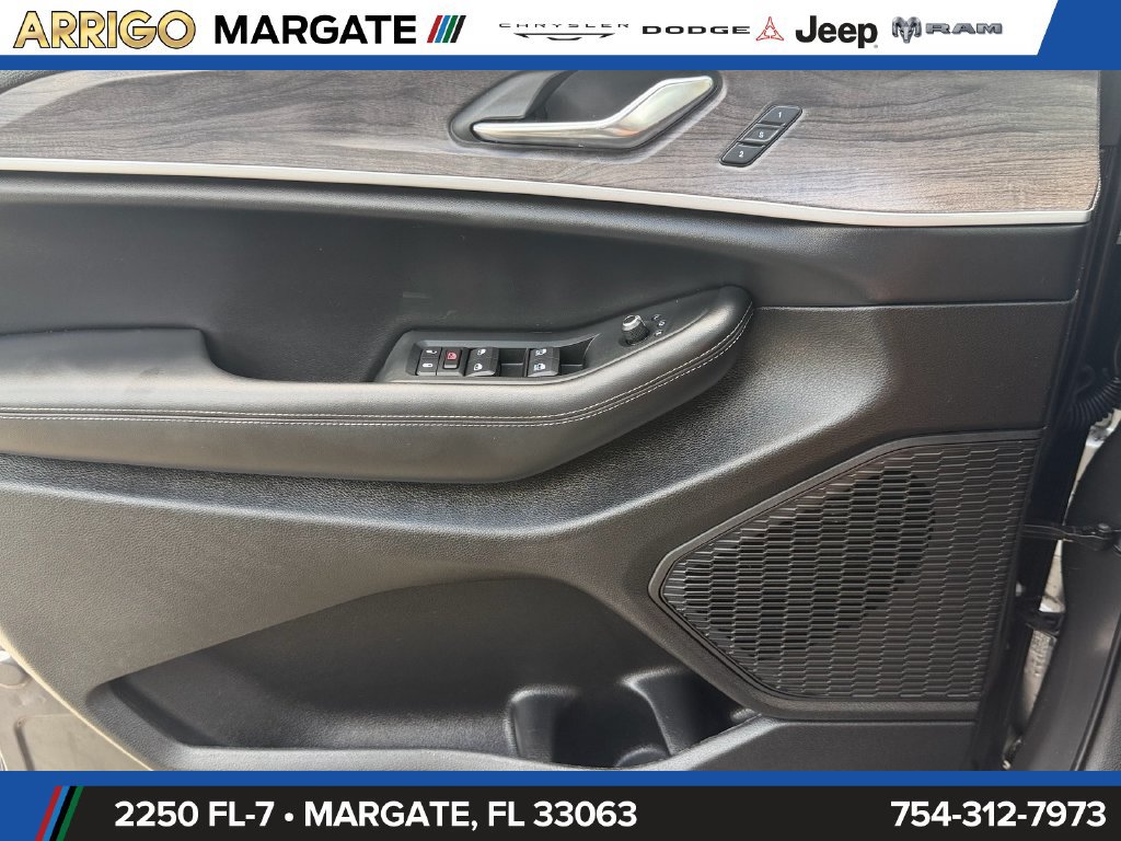 Certified 2025 Jeep Grand Cherokee Limited w/ Black Appearance Package RWD image 33