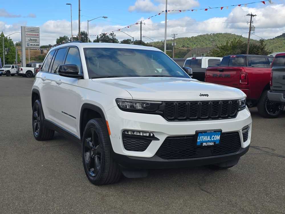 Used 2023 Jeep Grand Cherokee Limited w/ Black Appearance Package AWD/4WD image 7